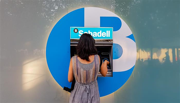 Banc Sabadell renova en un any 700 caixers a tot Espanya