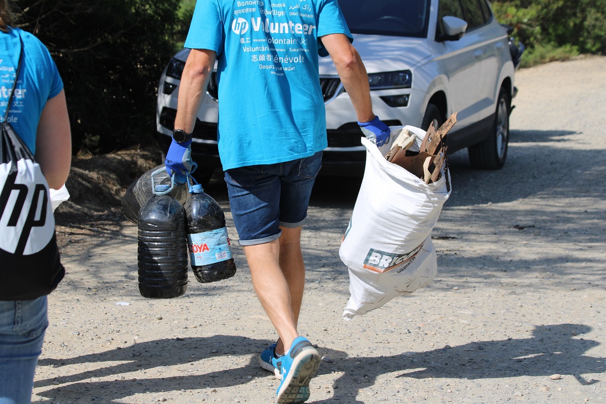 Gairebé un centenar de voluntaris del Centre d'HP a Sant Cugat alliberen de residus la Serra dels Galliners