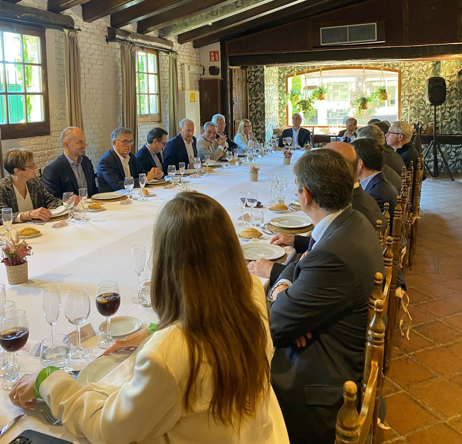 Una comitativa de Sant Cugat Empresarial, encapçalada pel president Eduard Torres; el secretari, Joan Franquesa, així com diferents empreses associades van assitir aquest dimecres a una conferència - dinar sobre L’IMPACTE EN EL MERCAT DEL LLOGUER DE LA NOVA NORMATIVA D’HABITATGE