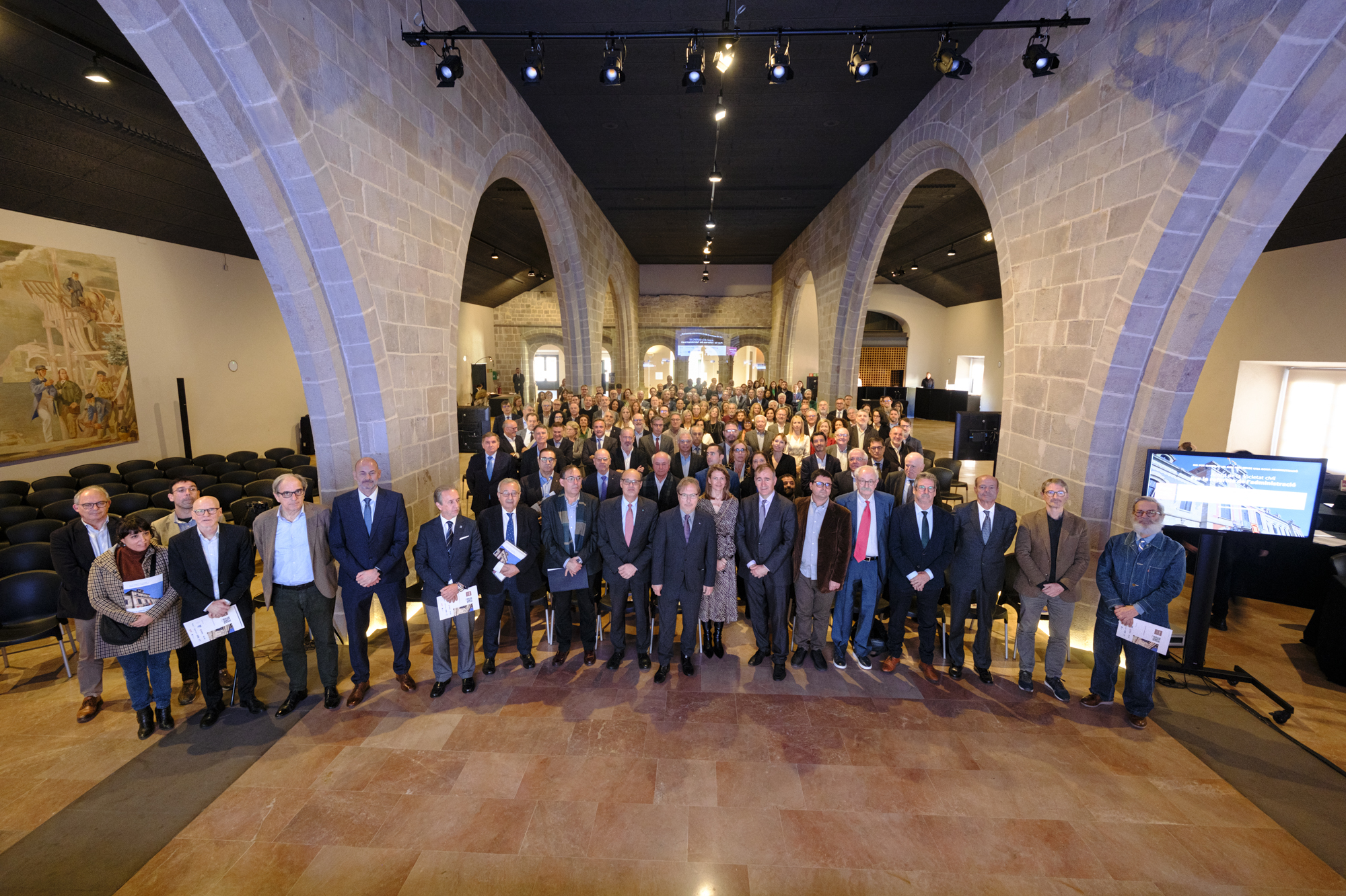 El món econòmic i social de Catalunya s’uneix per reclamar una administració menys burocràtica El món econòmic i social de Catalunya s’uneix per reclamar una administració menys burocràtica, més professionalitzada i amb una digitalització eficient