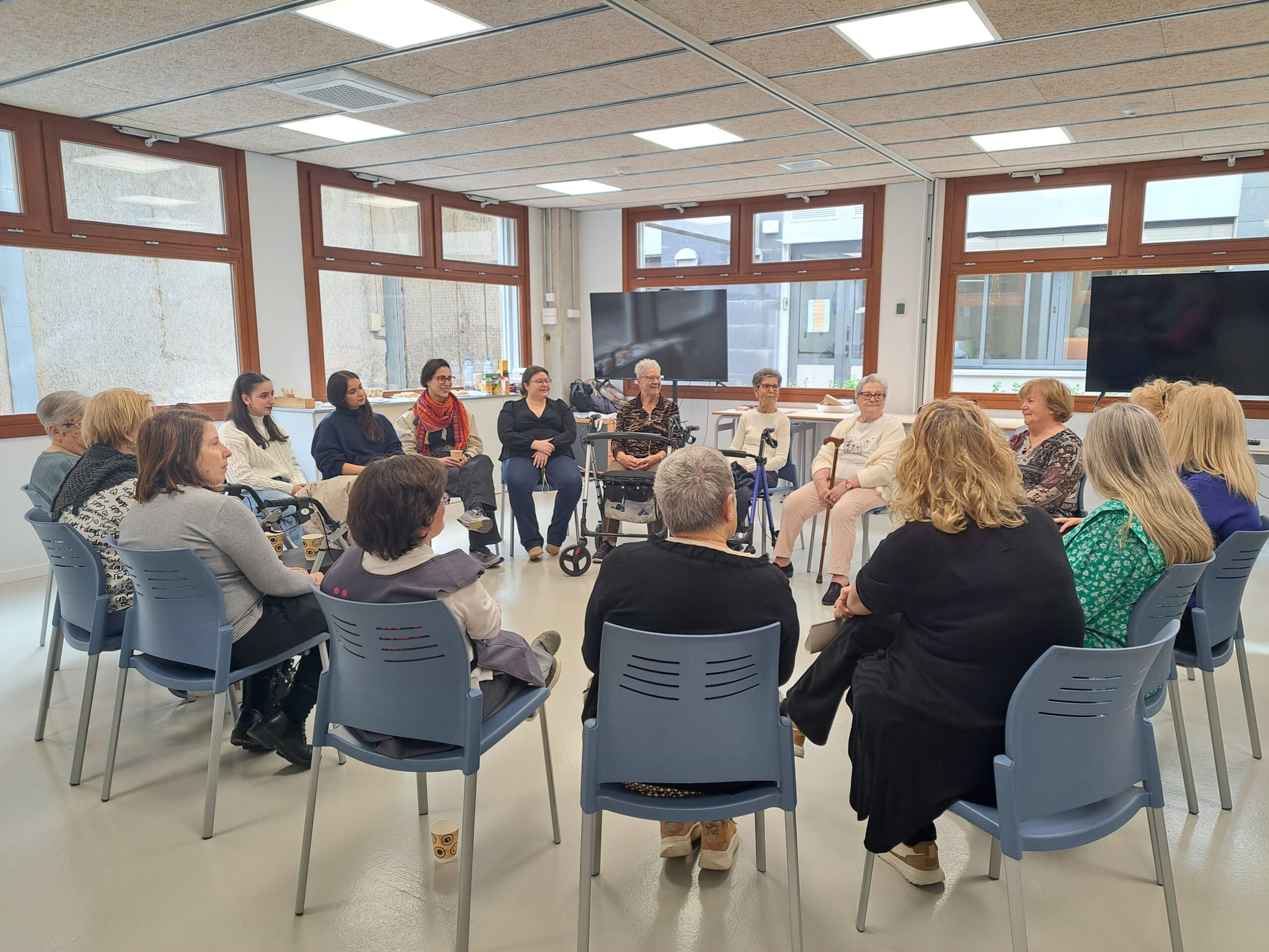 LaFACT commemora el Dia Internacional de la Dona amb una trobada intergeneracional de dones vinculades a l’entitat