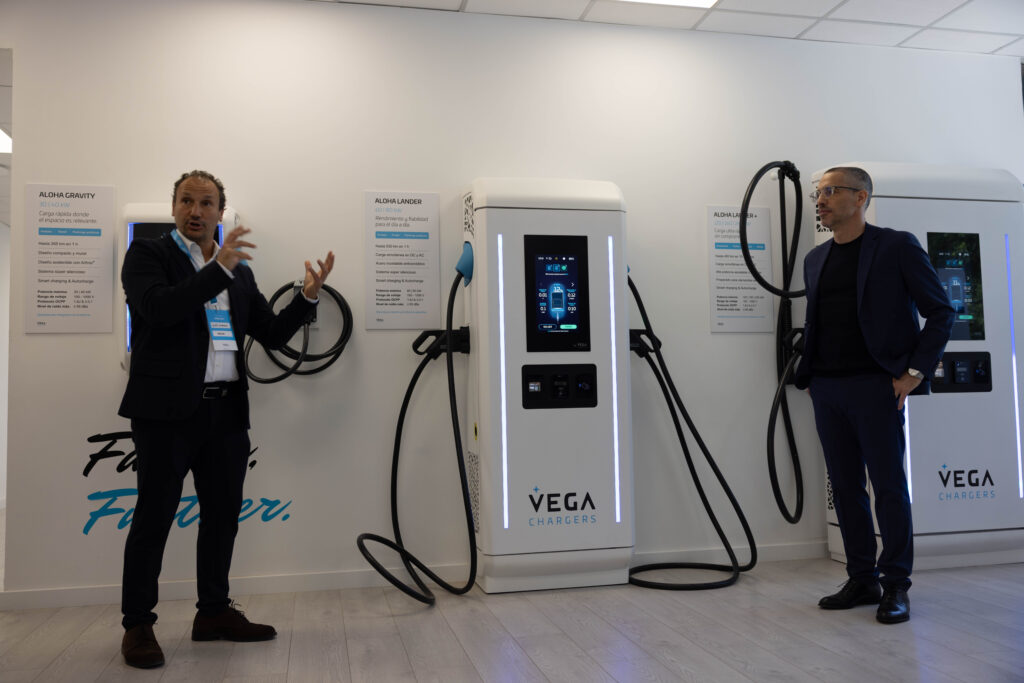 VEGA Chargers presenta la seva nova solució de càrrega ultraràpida en un Open Day que reuneix més de 120 professionals del sector