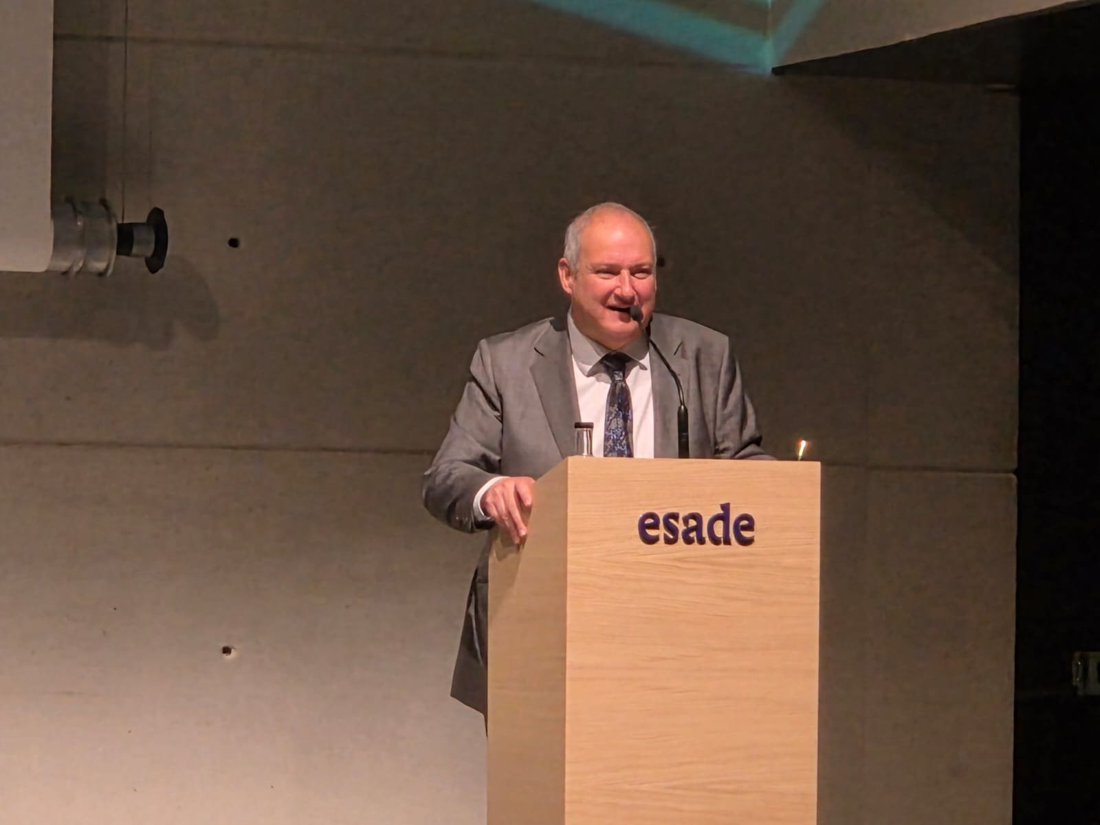 ESADE presenta un informe sobre el paper de la inversió internacional en la reindustrialització del vehicle elèctric a Espanya