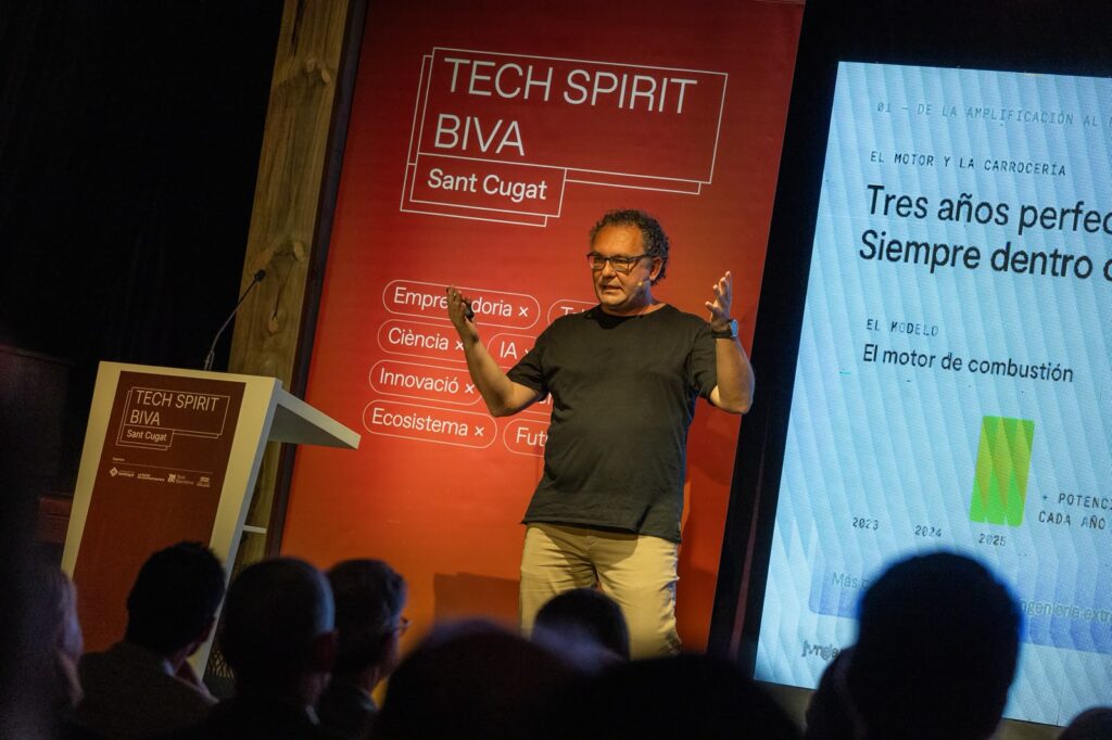 Quatre espais de debat sobre els reptes de l’ecosistema innovador El programa ha començat amb la benvinguda institucional de l’alcalde de Sant Cugat, Josep Maria Vallès, i de Miguel Vicente, representant de Tech Barcelona. A continuació, Aleix Valls, cofundador de WeAI, ha pronunciat la ponència Criteri, computació: el nou sistema operatiu de les empreses, centrada en el paper de la intel·ligència artificial en la transformació de les organitzacions i les professions. La jornada ha continuat amb quatre taules de debat que han abordat diferents dimensions de l’ecosistema innovador. La primera, dedicada a l’ecosistema startup de Sant Cugat, ha comptat amb la participació de Miguel Vicente, d’Antai i Tech Barcelona, i Ruben Bonet, de Fractus, amb la moderació de la periodista i consultora en comunicació estratègica Mònica Lablanca. La recerca, la ciència i les empreses derivades de la investigació —spin-offs— han centrat el segon debat, amb Montse Costa, de Grifols, i Albert Puente, de Boehringer Ingelheim, moderats per Montserrat Daban, de Biocat. La tercera taula ha posat el focus en la innovació oberta i la col·laboració entre grans corporacions, amb Sara Vallribera, de GFT; Diana Pascual, d’HP, i Roger Olivet, de Banc Sabadell, en una sessió moderada per Josep Salvatella, de RocaSalvatella. Finalment, el debat sobre talent i universitats ha reunit Santiago Silvestre, de la UPC; Rosa Sebastian, de la UAB, i Noelia Galan, de la UIC, amb la moderació d’Oriol Alcoba, d’ESADE. La sessió ha permès abordar la connexió entre el món acadèmic i empresarial i el paper de les universitats en la formació i el desenvolupament del talent. La jornada ha finalitzat amb la cloenda institucional a càrrec d’Albert Salarich, de l’Ajuntament de Sant Cugat, i un espai de networking i sopar que ha facilitat l’intercanvi entre els professionals i les organitzacions participants. Sant Cugat, un entorn de connexió entre empresa, tecnologia i talent La celebració del Tech Spirit a Sant Cugat ha ampliat l’abast territorial d’una iniciativa que, des del 2020, reuneix els principals agents de l’ecosistema tecnològic i emprenedor. La seva arribada a la ciutat ha permès posar en contacte empreses, startups, universitats i centres de recerca, i donar visibilitat a la capacitat d’innovació i col·laboració del territori. La jornada ha estat també una oportunitat per reforçar els vincles entre els diferents actors del Barcelona Innovation Valley Alliance i continuar impulsant un entorn favorable a la innovació, l’emprenedoria i l’atracció de talent.
