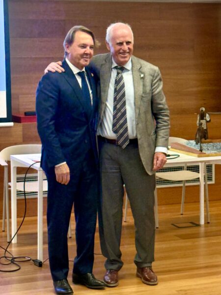 L’empresari Santiago Sabatés i Mas, president i fundador d’Eurofragance, empresa associada a Sant Cugat Empresarial, ha estat distingit amb l’Escut d’Or de la Cambra de Comerç, Indústria i Serveis de Terrassa, en reconeixement a la seva trajectòria i a la seva contribució a l’activitat de la corporació empresarial. Sabatés, que va formar part durant anys de la Junta Directiva de Sant Cugat Empresarial, va ser vicepresident primer de la Cambra de Terrassa entre els anys 2019 i 2023. La distinció li va ser imposada pel president de la Cambra, Ramon Talamàs, durant el plenari celebrat a la seu de la corporació. L’acord per concedir-li l’Escut d’Or es va prendre per unanimitat el novembre de 2025. Durant la seva etapa com a vicepresident primer, Sabatés va participar en la definició de l’estratègia de la Cambra i va tenir un paper destacat en el projecte de reforma integral de la seu de l’entitat, impulsant la mobilització de recursos propis per adaptar les instal·lacions a noves activitats i serveis adreçats a les empreses. En l’acte de lliurament de la distinció hi van ser presents diversos representants de Sant Cugat Empresarial, entre els quals Joan Franquesa, expresident i actual secretari de l’associació i delegat de la Cambra de Comerç de Terrassa a Castellbisbal, Rubí i Sant Cugat, i Robert Navarro, vocal de la Junta Directiva de Sant Cugat Empresarial.