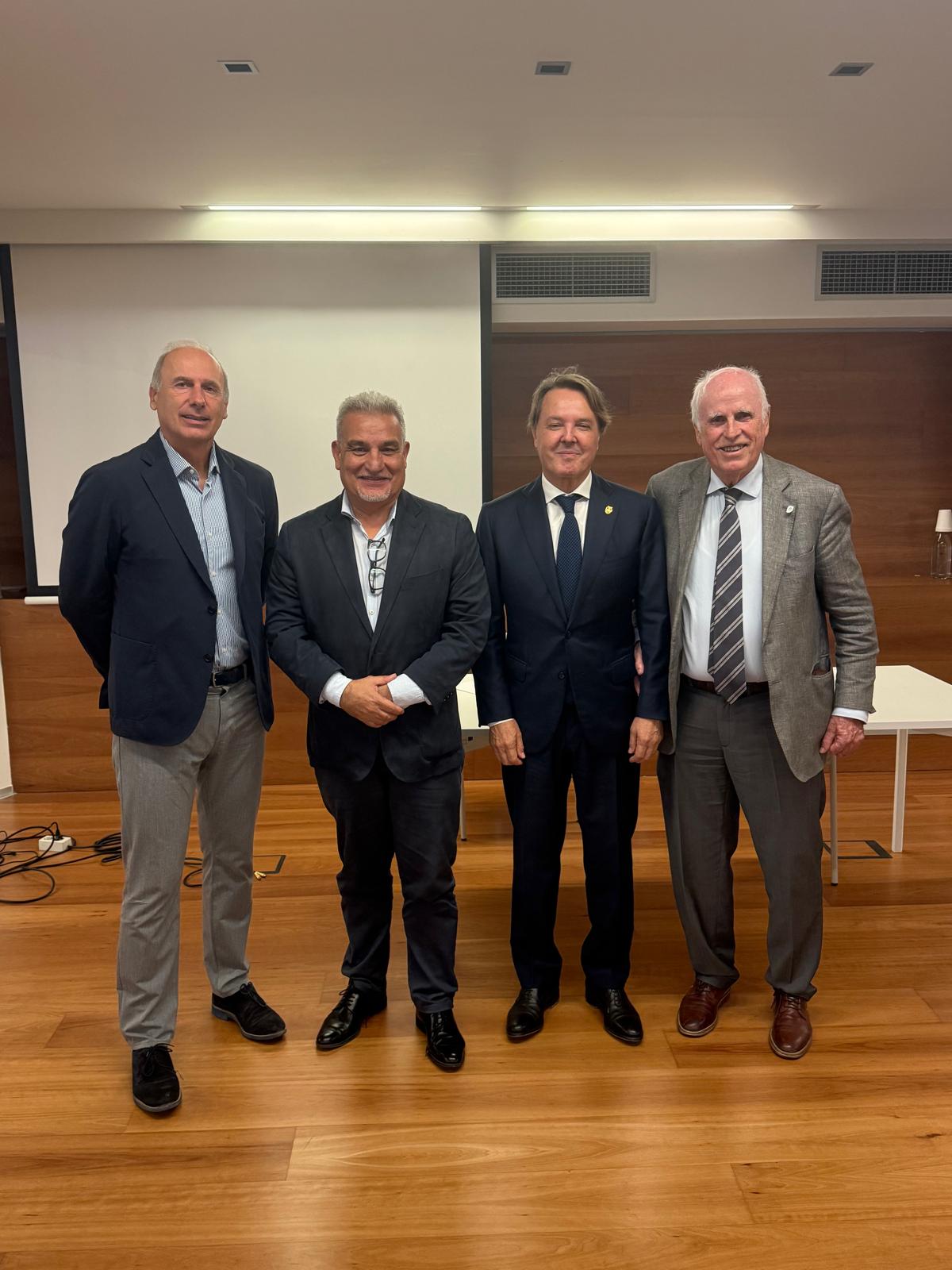 L’empresari Santiago Sabatés i Mas, president i fundador d’Eurofragance, empresa associada a Sant Cugat Empresarial, ha estat distingit amb l’Escut d’Or de la Cambra de Comerç, Indústria i Serveis de Terrassa, en reconeixement a la seva trajectòria i a la seva contribució a l’activitat de la corporació empresarial. Sabatés, que va formar part durant anys de la Junta Directiva de Sant Cugat Empresarial, va ser vicepresident primer de la Cambra de Terrassa entre els anys 2019 i 2023. La distinció li va ser imposada pel president de la Cambra, Ramon Talamàs, durant el plenari celebrat a la seu de la corporació. L’acord per concedir-li l’Escut d’Or es va prendre per unanimitat el novembre de 2025. Durant la seva etapa com a vicepresident primer, Sabatés va participar en la definició de l’estratègia de la Cambra i va tenir un paper destacat en el projecte de reforma integral de la seu de l’entitat, impulsant la mobilització de recursos propis per adaptar les instal·lacions a noves activitats i serveis adreçats a les empreses. En l’acte de lliurament de la distinció hi van ser presents diversos representants de Sant Cugat Empresarial, entre els quals Joan Franquesa, expresident i actual secretari de l’associació i delegat de la Cambra de Comerç de Terrassa a Castellbisbal, Rubí i Sant Cugat, i Robert Navarro, vocal de la Junta Directiva de Sant Cugat Empresarial.