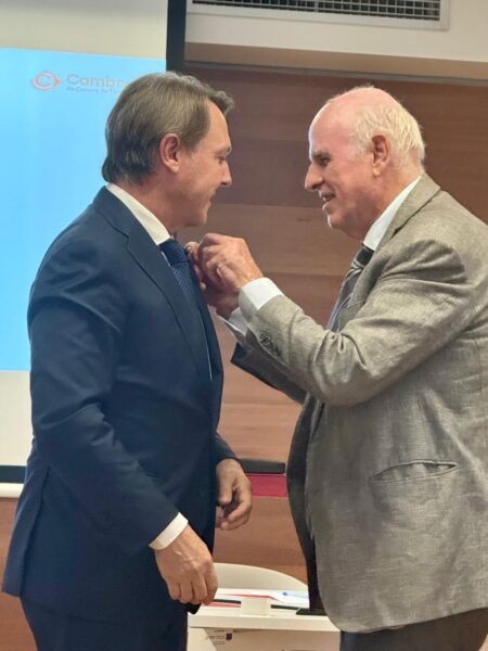 L’empresari Santiago Sabatés i Mas, president i fundador d’Eurofragance, empresa associada a Sant Cugat Empresarial, ha estat distingit amb l’Escut d’Or de la Cambra de Comerç, Indústria i Serveis de Terrassa, en reconeixement a la seva trajectòria i a la seva contribució a l’activitat de la corporació empresarial. Sabatés, que va formar part durant anys de la Junta Directiva de Sant Cugat Empresarial, va ser vicepresident primer de la Cambra de Terrassa entre els anys 2019 i 2023. La distinció li va ser imposada pel president de la Cambra, Ramon Talamàs, durant el plenari celebrat a la seu de la corporació. L’acord per concedir-li l’Escut d’Or es va prendre per unanimitat el novembre de 2025. Durant la seva etapa com a vicepresident primer, Sabatés va participar en la definició de l’estratègia de la Cambra i va tenir un paper destacat en el projecte de reforma integral de la seu de l’entitat, impulsant la mobilització de recursos propis per adaptar les instal·lacions a noves activitats i serveis adreçats a les empreses. En l’acte de lliurament de la distinció hi van ser presents diversos representants de Sant Cugat Empresarial, entre els quals Joan Franquesa, expresident i actual secretari de l’associació i delegat de la Cambra de Comerç de Terrassa a Castellbisbal, Rubí i Sant Cugat, i Robert Navarro, vocal de la Junta Directiva de Sant Cugat Empresarial.
