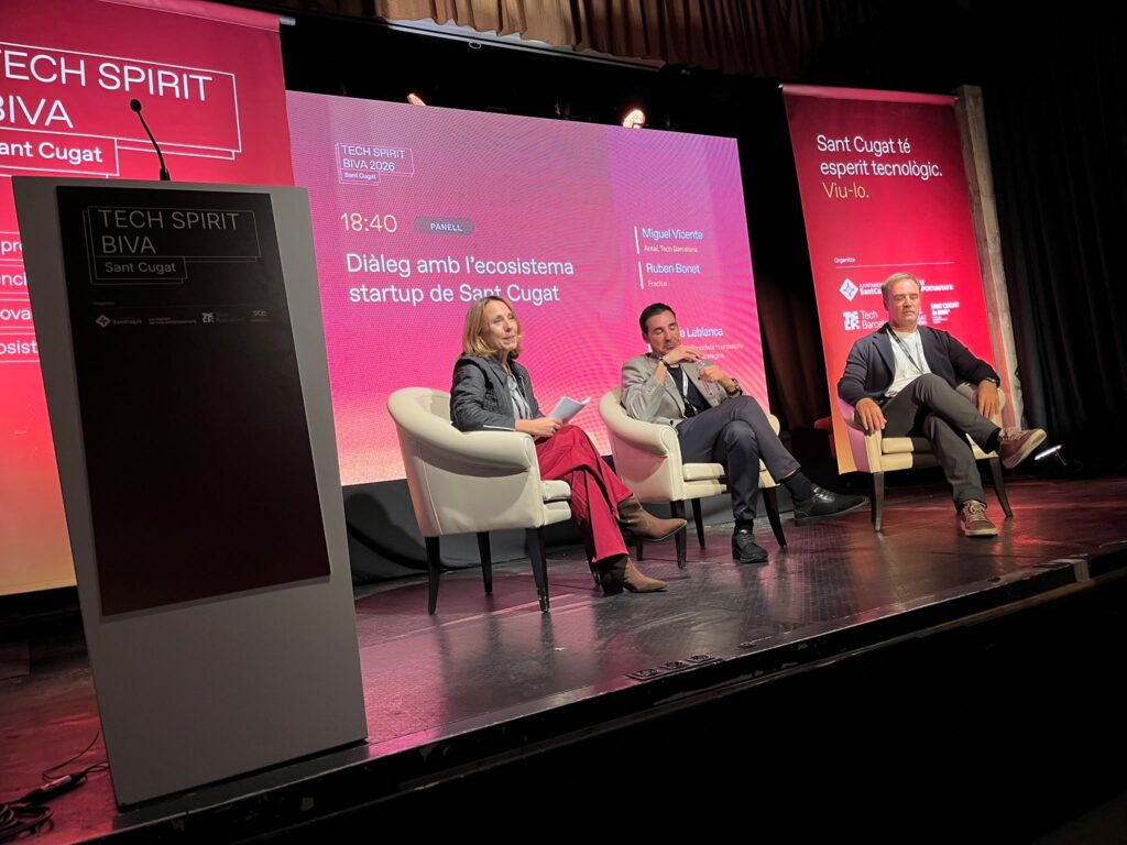 Quatre espais de debat sobre els reptes de l’ecosistema innovador El programa ha començat amb la benvinguda institucional de l’alcalde de Sant Cugat, Josep Maria Vallès, i de Miguel Vicente, representant de Tech Barcelona. A continuació, Aleix Valls, cofundador de WeAI, ha pronunciat la ponència Criteri, computació: el nou sistema operatiu de les empreses, centrada en el paper de la intel·ligència artificial en la transformació de les organitzacions i les professions. La jornada ha continuat amb quatre taules de debat que han abordat diferents dimensions de l’ecosistema innovador. La primera, dedicada a l’ecosistema startup de Sant Cugat, ha comptat amb la participació de Miguel Vicente, d’Antai i Tech Barcelona, i Ruben Bonet, de Fractus, amb la moderació de la periodista i consultora en comunicació estratègica Mònica Lablanca. La recerca, la ciència i les empreses derivades de la investigació —spin-offs— han centrat el segon debat, amb Montse Costa, de Grifols, i Albert Puente, de Boehringer Ingelheim, moderats per Montserrat Daban, de Biocat. La tercera taula ha posat el focus en la innovació oberta i la col·laboració entre grans corporacions, amb Sara Vallribera, de GFT; Diana Pascual, d’HP, i Roger Olivet, de Banc Sabadell, en una sessió moderada per Josep Salvatella, de RocaSalvatella. Finalment, el debat sobre talent i universitats ha reunit Santiago Silvestre, de la UPC; Rosa Sebastian, de la UAB, i Noelia Galan, de la UIC, amb la moderació d’Oriol Alcoba, d’ESADE. La sessió ha permès abordar la connexió entre el món acadèmic i empresarial i el paper de les universitats en la formació i el desenvolupament del talent. La jornada ha finalitzat amb la cloenda institucional a càrrec d’Albert Salarich, de l’Ajuntament de Sant Cugat, i un espai de networking i sopar que ha facilitat l’intercanvi entre els professionals i les organitzacions participants. Sant Cugat, un entorn de connexió entre empresa, tecnologia i talent La celebració del Tech Spirit a Sant Cugat ha ampliat l’abast territorial d’una iniciativa que, des del 2020, reuneix els principals agents de l’ecosistema tecnològic i emprenedor. La seva arribada a la ciutat ha permès posar en contacte empreses, startups, universitats i centres de recerca, i donar visibilitat a la capacitat d’innovació i col·laboració del territori. La jornada ha estat també una oportunitat per reforçar els vincles entre els diferents actors del Barcelona Innovation Valley Alliance i continuar impulsant un entorn favorable a la innovació, l’emprenedoria i l’atracció de talent.