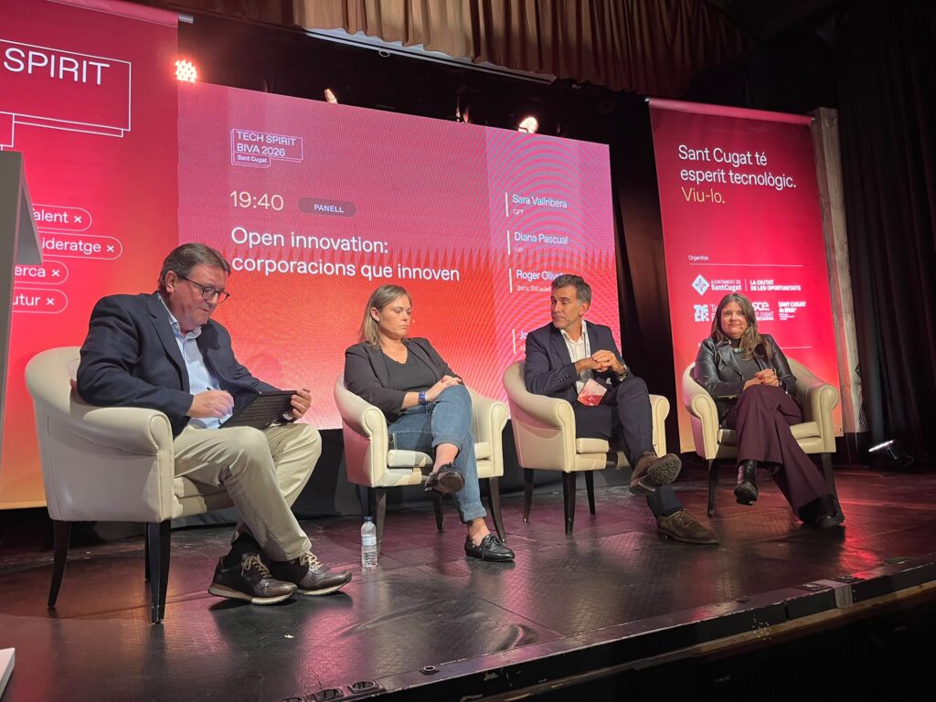 Quatre espais de debat sobre els reptes de l’ecosistema innovador El programa ha començat amb la benvinguda institucional de l’alcalde de Sant Cugat, Josep Maria Vallès, i de Miguel Vicente, representant de Tech Barcelona. A continuació, Aleix Valls, cofundador de WeAI, ha pronunciat la ponència Criteri, computació: el nou sistema operatiu de les empreses, centrada en el paper de la intel·ligència artificial en la transformació de les organitzacions i les professions. La jornada ha continuat amb quatre taules de debat que han abordat diferents dimensions de l’ecosistema innovador. La primera, dedicada a l’ecosistema startup de Sant Cugat, ha comptat amb la participació de Miguel Vicente, d’Antai i Tech Barcelona, i Ruben Bonet, de Fractus, amb la moderació de la periodista i consultora en comunicació estratègica Mònica Lablanca. La recerca, la ciència i les empreses derivades de la investigació —spin-offs— han centrat el segon debat, amb Montse Costa, de Grifols, i Albert Puente, de Boehringer Ingelheim, moderats per Montserrat Daban, de Biocat. La tercera taula ha posat el focus en la innovació oberta i la col·laboració entre grans corporacions, amb Sara Vallribera, de GFT; Diana Pascual, d’HP, i Roger Olivet, de Banc Sabadell, en una sessió moderada per Josep Salvatella, de RocaSalvatella. Finalment, el debat sobre talent i universitats ha reunit Santiago Silvestre, de la UPC; Rosa Sebastian, de la UAB, i Noelia Galan, de la UIC, amb la moderació d’Oriol Alcoba, d’ESADE. La sessió ha permès abordar la connexió entre el món acadèmic i empresarial i el paper de les universitats en la formació i el desenvolupament del talent. La jornada ha finalitzat amb la cloenda institucional a càrrec d’Albert Salarich, de l’Ajuntament de Sant Cugat, i un espai de networking i sopar que ha facilitat l’intercanvi entre els professionals i les organitzacions participants. Sant Cugat, un entorn de connexió entre empresa, tecnologia i talent La celebració del Tech Spirit a Sant Cugat ha ampliat l’abast territorial d’una iniciativa que, des del 2020, reuneix els principals agents de l’ecosistema tecnològic i emprenedor. La seva arribada a la ciutat ha permès posar en contacte empreses, startups, universitats i centres de recerca, i donar visibilitat a la capacitat d’innovació i col·laboració del territori. La jornada ha estat també una oportunitat per reforçar els vincles entre els diferents actors del Barcelona Innovation Valley Alliance i continuar impulsant un entorn favorable a la innovació, l’emprenedoria i l’atracció de talent.